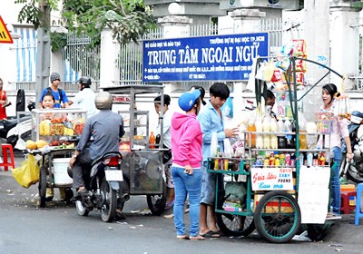Vendors crowding Nguyen Chi Thanh Street in front of a foreign language centre in HCMC (Photo: SGGP)